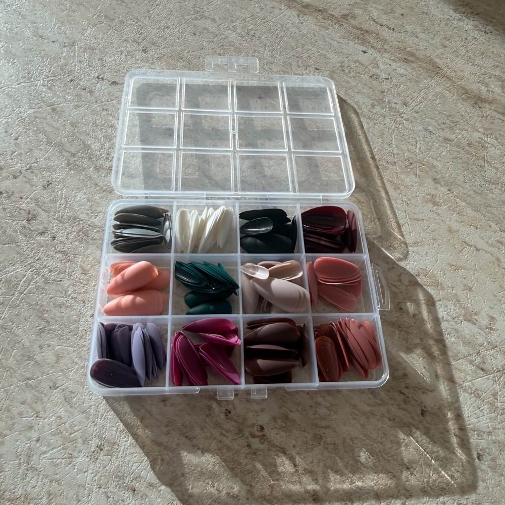 Multi-Color Matte Nails with Storage Box - Picture 5 of 5